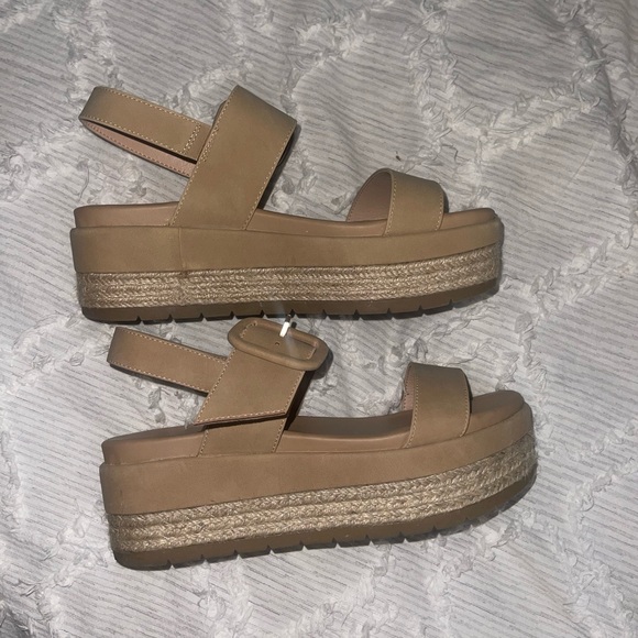 Tan Platform sandals - Picture 1 of 4